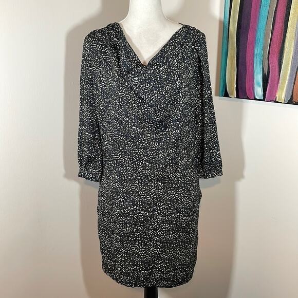 🤩3 for $30 Bundle Deal🤩
GAP printed silky shift dress - Picture 1 of 9